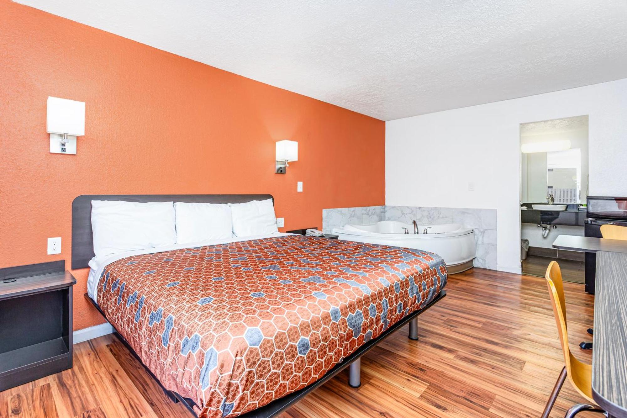 King Bed Non-Smoking Jetted Tub