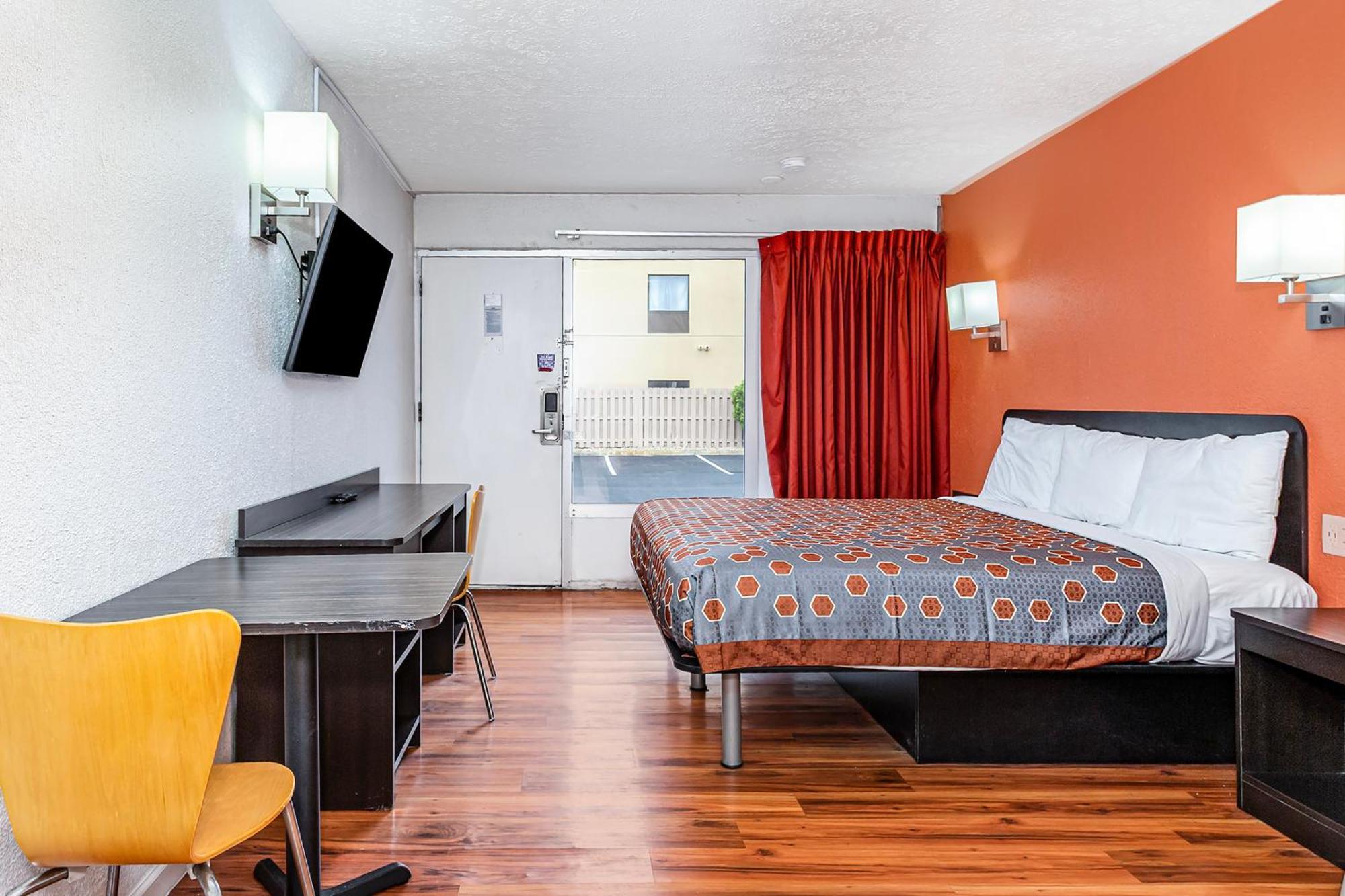 King Bed Non-Smoking Jetted Tub